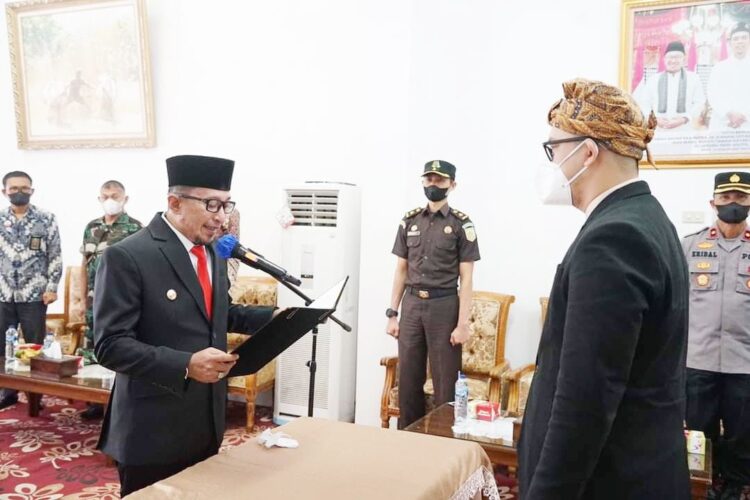 SUMPAH JABATAN— Bupati Eka Putra mengambil sumpah jabatan Direktur Perusda Veri Kurniawan.