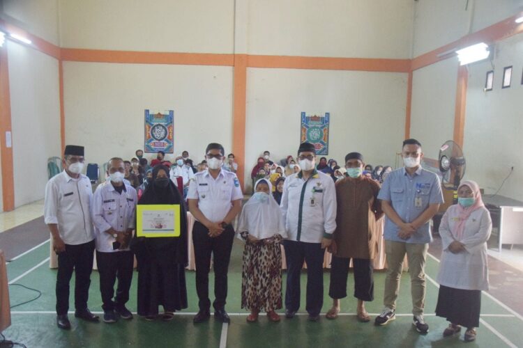 FOTO BERSAMA— Pengurus Baznas Kota Sawahlunto foto bersama dengan mustahiq yang menerima zakat.