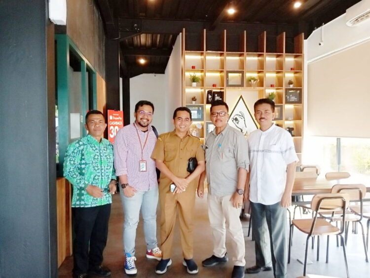 FOTO BERSAMA— Wakil Bupati Pesisir Selatan, Rudi Hariyansyah foto bersama usai kegiatan.