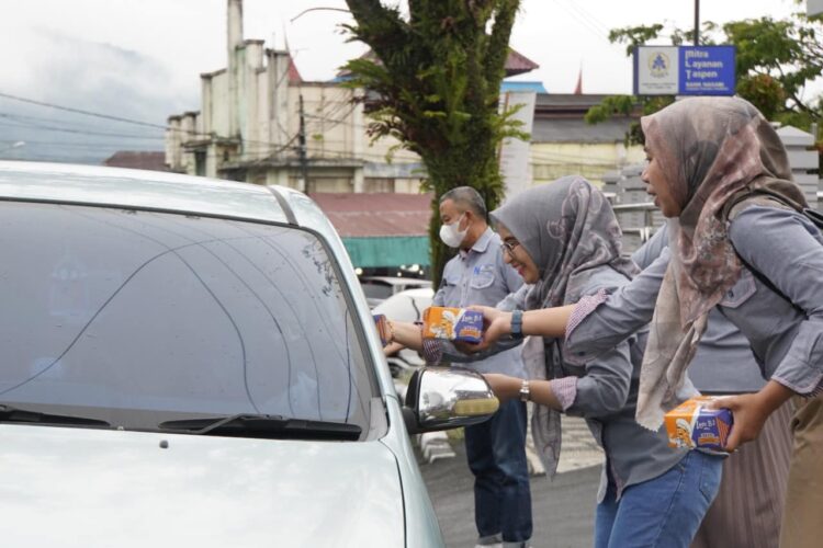 Karyawan Bank Nagari Cabang Padang Panjang bagikan 300 paket pabukoan kepada warga yang melintas di depan Kantor Bank Nagari, Jl. Prof. M. Yamin, SH No. 8, Kelurahan Pasar Usang, Padang Panjang Barat, Rabu (27/4).