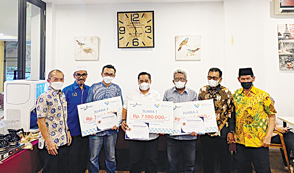 PEMENANG LOMBA— Dirut Bank Nagari, Muhamad Irsyad, Komisaris Bank Nagari berfoto bersama para pemenang Lomba Karya Jurnalistik Bank Nagari, Selasa (19/4).