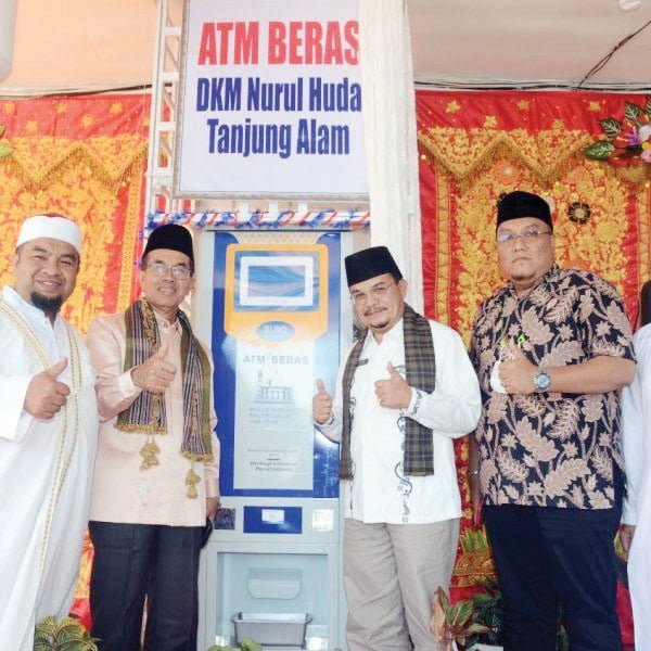 LUNCURKAN— Asisten II Perekonomian dan Pembangunan Setkab Agam Jetson meluncurkan Karim Paket Ramadan 1443 H dan operasionalisasi ATM beras.
