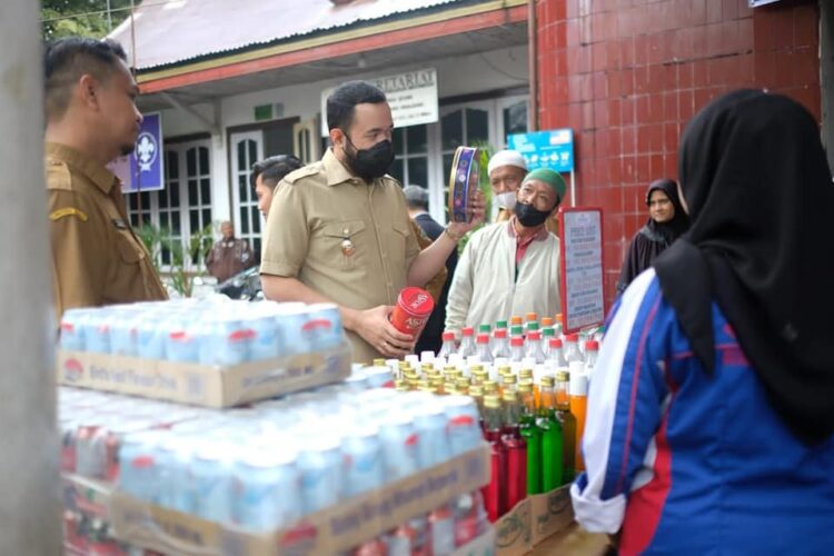 PASAR MURAH— Wali Kota, H. Fadly Amran, BBA Datuak Paduko Malano, usai membuka pasar murah langsung melakukan peninjauan produk barang yang dijual.