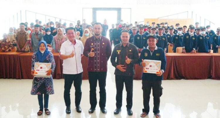 FOTO BERSAMA— Anggota pasukan kebersihan Pemkab Sijunjung foto bersama usai menerima bantuan paket Sembako dari Emersia Group.