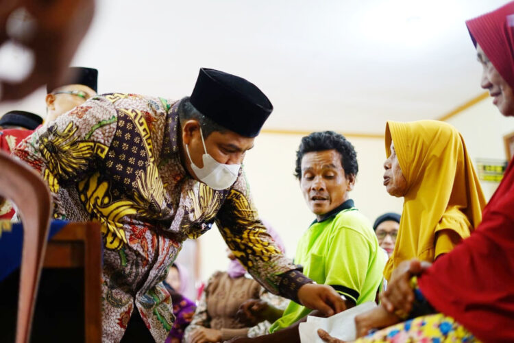 BLT dari Dana Desa Nagari Anduriang Disalurkan, Suhatri Bur: Belanjakan yang Bermanfaat 1 SERAHKAN BLT— Bupati Padangpariaman Suhatri Bur saat menyerahkan BLT kepada warga.