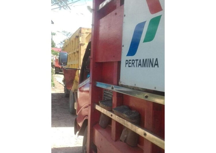 ANTREAN—Langkanya BBM jenis solor sehingga masih terlihat antrean kendaraan di SPBU Perusda Kinantan, Sijunjung.