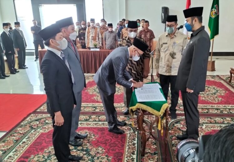 PELANTIKAN— Bupati Sijunjung Benny Dwifa didampingi Sekda Dr.Zefnihan melakukan prosesi pelantikan sejumlah pejabat di lingkungan Pemkab sijunjung.