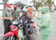 Semarak Ramadhan Berkah 1443 H, Kodim 0310/SS Berbagi Takjil 4.000 Orang di Sijunjung