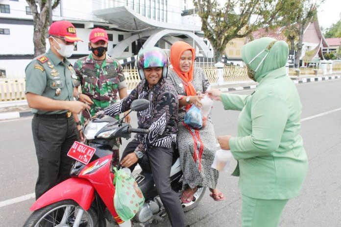 BERBAGI TAKJIL—Jajaran Kodim 0310/SS berbagi takjil gratis kepada pengendara yang melintas di depan Markas Kodim di Nagari Muaro, Kecamatan Sijunjung.
