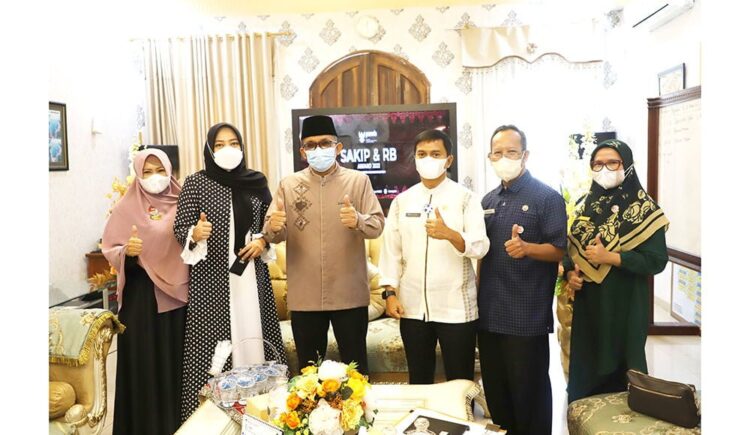 TERIMA PENGHARGAAN— Wali Kota Padang, Hendri Septa usai menerima penghargaan atas capaian kinerja SAKIP dan RB Tahun 2021 dari Kementerian Pendayagunaan Aparatur Negara dan Reformasi Birokrasi (Kemenpan-RB).