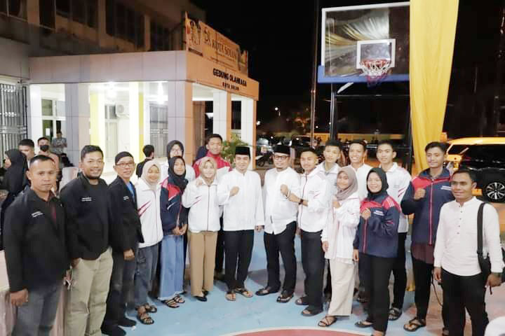 FOTO BERSAMA— Wakil Wali Kota Solok Ramadhani KP dan Ketua KONI Rudi ”Cader” Horizon berfoto bersama pengurus cabor dan atlet usai berbuka bersama.