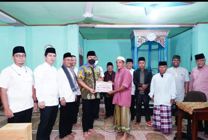 BANTUAN—Bupati Sutan Riska didampingi Forkopimda menyerahkan sejumlah bantuan ke pengurus Masjid At Taqwa Koto Salak.