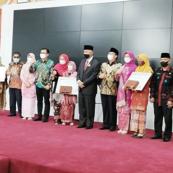 Bidang Kesehatan, Kader Posyandu Agam Terima Penghargaan 1 PENGHARGAAN— Kader Posyandu asal Kabupaten Agam Mami Eria menerima penghargaan perempuan berjasa dan berprestasi di bidang kesehatan dari Gubernur Sumbar.