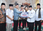 Di Sela-sela Kunjungan Safari Ramadhan, Bupati Agam Bantu Masjid Ihsan Siguhung