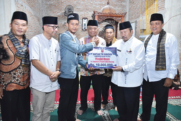 BANATUAN— Tim I Safari Ramadan Pemkab Agam serahkan bantuan Rp10 juta, untuk pembangunan Masjid Ihsan Siguhung Nagari Lubuk Basung, Kecamatan Lubuk Basung.