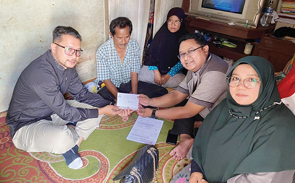 BANTUAN BAZNAS— 
Alfian, warga Pincuran Gauang Kelurahan Tarok Dipo, akhirnya dapat bernafas lega, karena keluar rumah sakit dibantu Baznas.