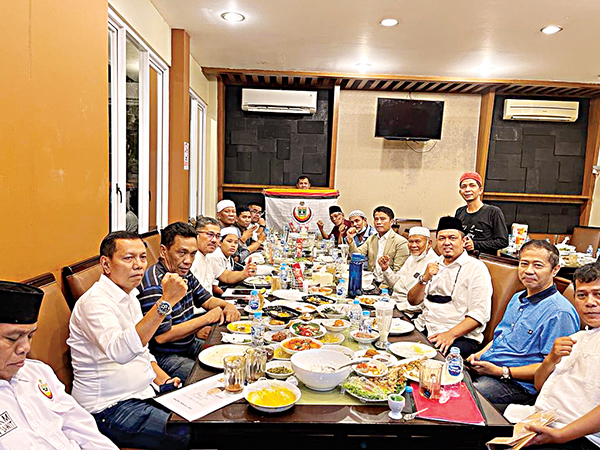 BUKA BERSAMA—Pengurus DPD IKM Jakarta Timur buka bersama dengan pengurus DPP IKM Braditi Moulevey yang disebut-sebut akan maju sebagai ca³on anggota DPRD DKI Jakarta.