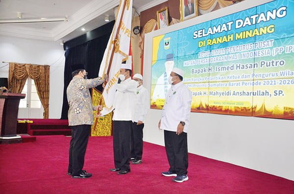 PELANTIKAN PENGURUS— Bupati Agam diwakili Asisten 1 Setda Agam, Rahman menghadiri pelantikan pengurus wilayah Ikatan Persaudaraan Haji Indonesia (IPHI) Sumbar periode 2021-2026.