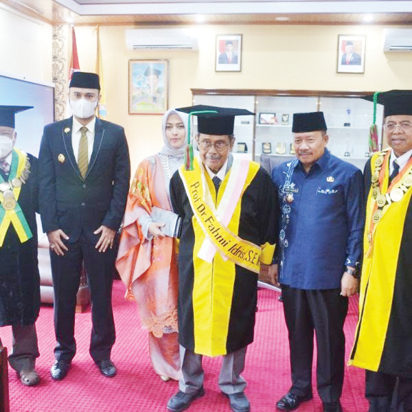 PENGUKUHAN— Bupati Agam Andri Warman hadiri rapat senat terbuka Universitas Negeri Padang (UNP), dalam pengangkatan dan pengukuhan profesor kehormatan UNP kepada Dr Fahmi Idris.