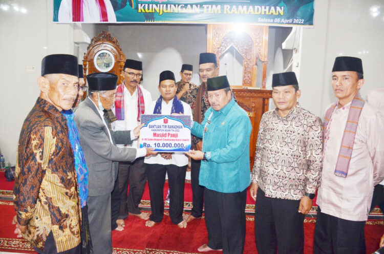 Pemka Agam salurkan salurkan bantuan Rp10 juta untuk kelanjutan pembangunan Masjid Sidang Panji, Jorong III Suku, Nagari Canduang Koto Laweh, Kecamatan Canduang. Bantuan diserahkan Bupati Agam  Andri Warmankepada pengurus Masjid saat safari Ramadan, Selasa (6/4).