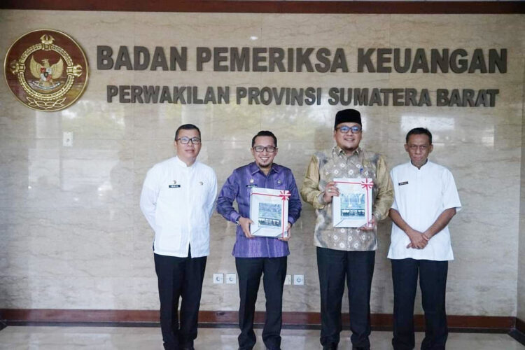 FOTO BERSAMA—Bupati Eka Putra usai meraih   Opini WTP. foto bersama dengan penghargaan yang diraih.