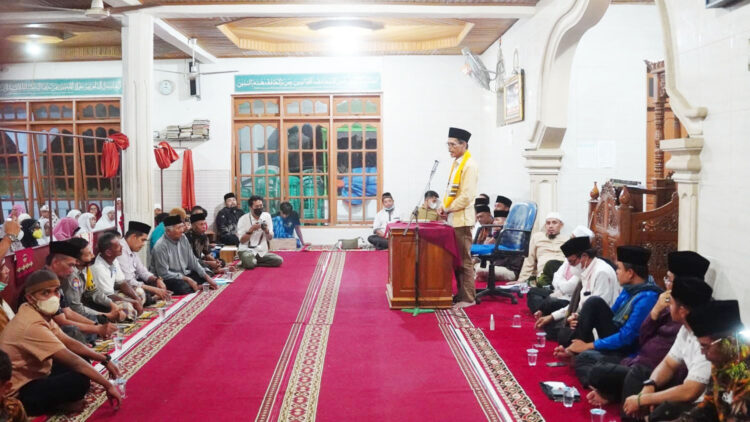 PAPARAN-- Bupati Limapuluh Kota Safaruddin Dt. Bandaro Rajo melakukan pemaparannya kepada jamaah masjid saat tim safari ramadhan.