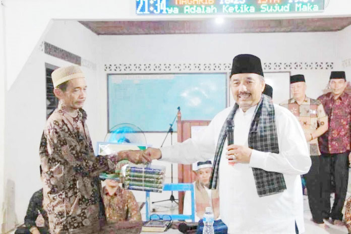 Bupati Benny Utama Safari Ramadhan ke Daerah Rerisolir 1 SERAHKAN--Bupati Pasaman Benny Utama saat menyerahkan bantuan pembangunan masjid.