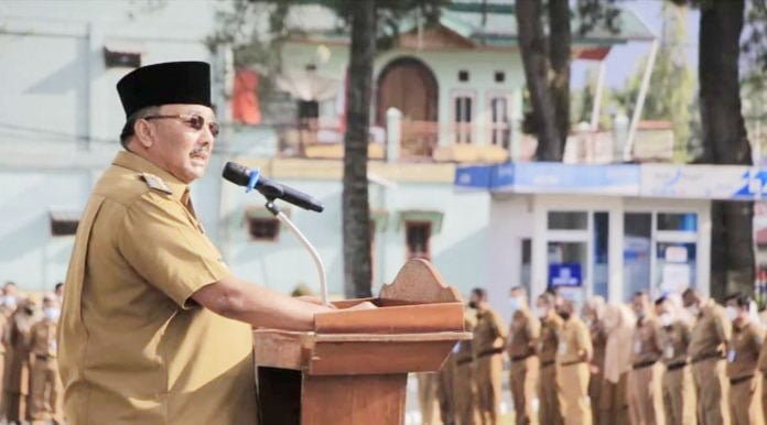 SAMBUTAN—Bupati Pasaman Banny Utama memberikan sambutan saat pimpin apel pagi ASN, Senin (4/4).