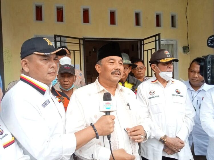 HIKMAH—Bupati Pasaman Bennuy Utama meminta masyarakat yang menjadi korban gempa agar melaksanakan ibadah puasa dengan penuh hikmah.