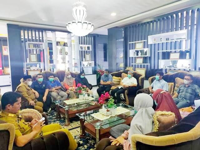 RAPAT—Bupati Padangpariaman Suhatri Bur bersama jajaran RSUD Padangpariaman menggelar rapat.