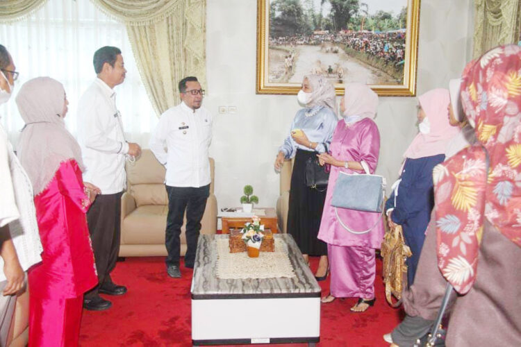 Bupati Tanah Datar Eka Putra menegaskan terus mensupport keberadaan Koperasi di Tanah Datar, karena Koperasi dinilai mampu memberikan dampak baik dan kemudahan bagi masyarakat dan anggotanya.