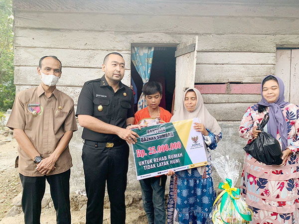 BANTUAN BEDAH RUMAH— Wakil Gubernur Sumbar Audy Joinaldy serahkan bantuan bedah rumah.