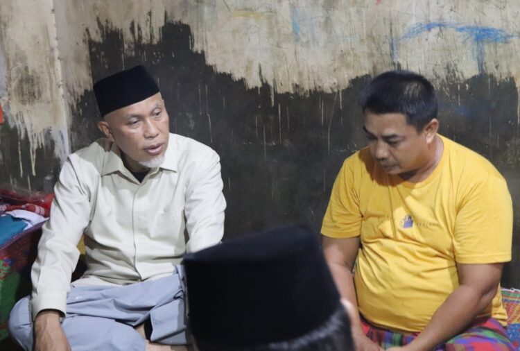 Rumah Warga 2X 11 Kayu Tanam, Buya Singgah Sahur di Bekas Gudang Penggilingan Padi 1 DIALOG—Gubernur Sumatera Barat Mahyeldi Ansharullah sedang dialog dengan Ridwan sang tuan rumah.