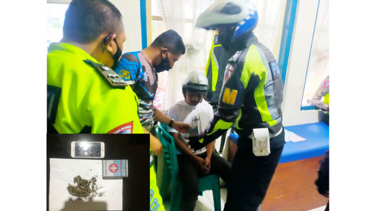 MENCURIGAKAN— Menunjukkan gerak-gerik mencurigakan saat akan ditilang oleh Polantas, A (22) malah kedapatan menyimpan satu paket ganja, alhasil ia langsung diproses dan serahkan ke Satresnarkoba Polres Bukittinggi.