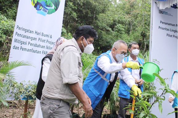 Penanaman pohon oleh General Manager PLN UIP Sumbagteng.