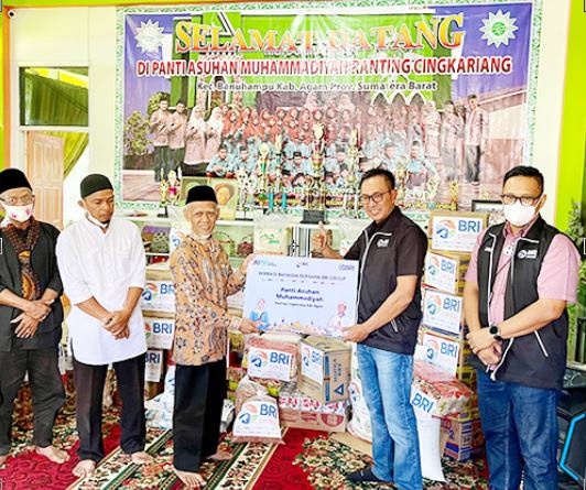 Direktur BRI Langsung Menyerahkan Bantuan Untuk Panti Asuhan di Sumatera Barat 1 Bantuan langsung diserahkan oleh Amam Sukriyanto Direktur Bisnis Kecil dan Menengah BRI pada Rabu 13 April 2022.