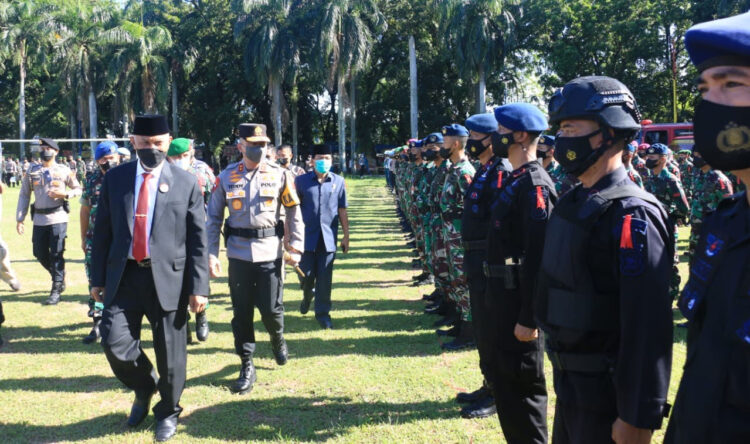CEK PASUKAN— Gubernur Sumbar Mahyeldi didampingi Kapolda Sumbar Irjen Pol Teddy Minahasa saat mencek kesiapan personel yang dilibatkan dalam Operasi Ketupat 2022.