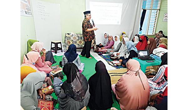 MATERI PESANTREN— Anggota DPRD Padang, Muhidi memberikan materi dalam acara Pesantren Ramadhan yang pweserta kaum ibu atau bunda, Kamis (7/4).