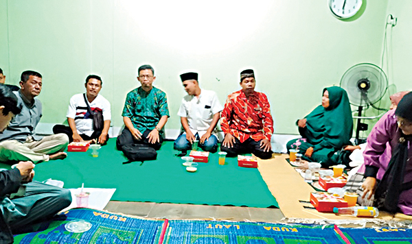 BUKA BERSAMA —  Anggota DPRD Sumbar Bustami Hidayat bersama pengurus DPC PKS Padang Selatan, menggelar buka bersama, Selasa (26/4) di kantor DPC PKS Padang Selatan.