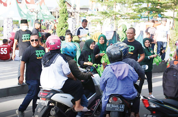 BERBAGI—Pengurus DPC PPP Bukittinggi berbagi takjil kepada masyarakat dalam bentuk kepedulian terhadap umat untuk berbuka puasa.