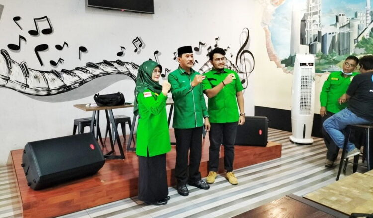 KEPENGURUSAN BARU— Ketua DPC PPP Kota Padang, Dasman, foto bersama usai memberikan keterangan pers terkait kepengurusan PPP Kota Padang periode 2022-2026 SK DPP tersebut 0549/SK/DPP/2/2022 tanggal 26 Februari 2022, di Klainton Kafe, Kamis (31/3).