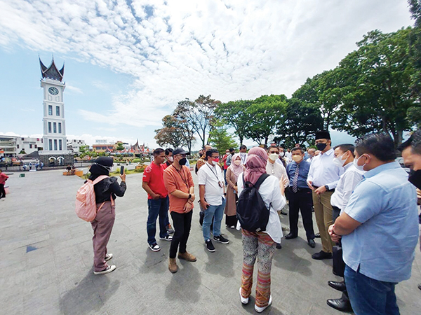 SAMBUT WAPRES— Pemko Bukittinggi bersiap-siap menyambut kedatangan Wapres RI Ma’ruf Amin yang akan menggelar rapat di Pelataran Jam Gadang bersama OJK.