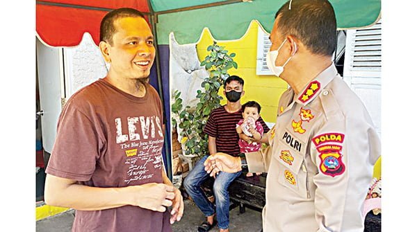 KUNJUNGI KORBAN— Kabid Humas Polda Sumbar, Kombes Pol Satake Bayu saat mengunjungi rumah korban kebakaran di Sawahan Dalam, Kamis (31/3).