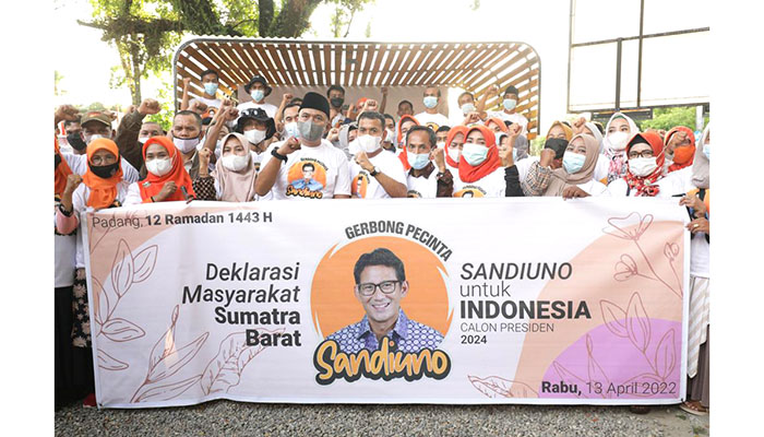 DEKLARASI—Para relawan yang tergabung dalam Gerbong Pecinta Sandi Uno Sumatera Barat mendeklarasikan Menparekraf Sandiaga Uno sebagai calon presiden 2024. Mereka meyakini Sandiaga bisa meningkatkan perekonomian dan UMKM.