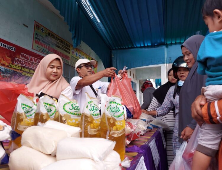 Dinas Perindustrian dan Perdagangan Provinsi Sumatera Barat, bersama Dinas Koperasi UKM dan Perdagangan Kota Bukittinggi gelar pasar murah sembako.