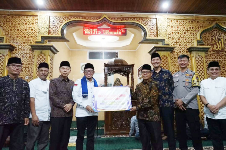 SERAHKAN BANTUAN— Bupati Tanahdatar Eka Putra dalam kesempatan TSR khusus memberikan bantuan untuk pembangunan Masjid Ukhuwa.