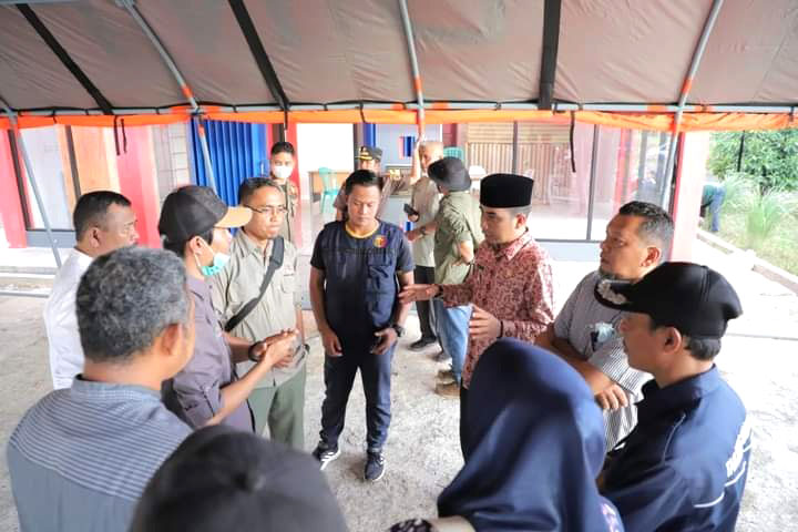 Warga Resah, Inyiak Balang Masuk Kampung di Solok 1 DIRIKAN POSKO— Pemerintah Kota Solok bersama instansi terkait mendirikan posko untuk menganatisipasi kemunculan harimau yang sudah meresahkan masyarakat.