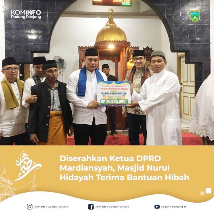 SERAHKAN BNATUAN— Ketua DPRD Padangpanjang Mardiansyah, A.Md  serahkan bantuan hibah.