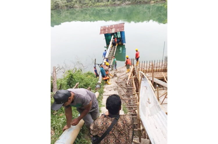 PERBAIKAN— Petugas melakukan perbaikan saluran pompa PDAM Kota Sawahlunto yang ada di Danau Kandih.