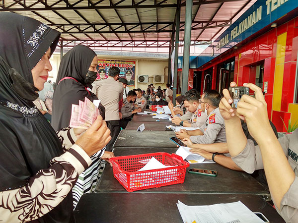 Polres Limapuluh Kota mulai menyalurkan ribuan bantuan tunai untuk pedagang kaki Lima dan warung (BTPKLW) bagi masyarakat Lima Puluh Kota.